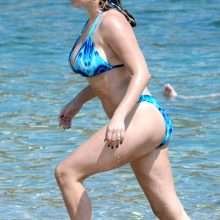 Kelly Brook dans un bikini bleu