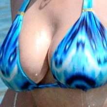 Kelly Brook dans un bikini bleu