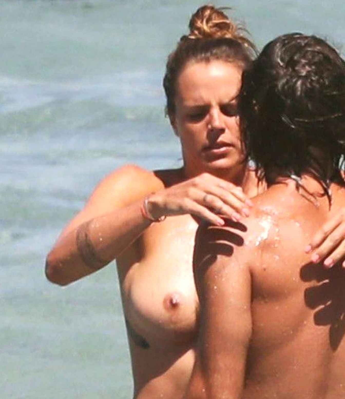 Laure Manaudou seins nus en Corse