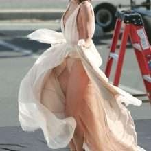 Alessandra Ambrosio exhibe un sein et sa petite culotte