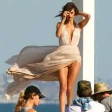 Alessandra Ambrosio exhibe un sein et sa petite culotte