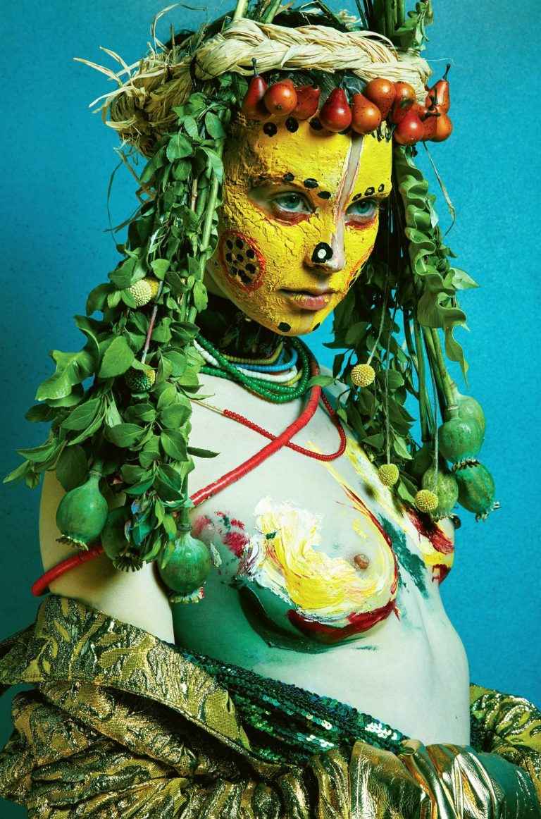 Ali Michael seins nus pour V MAg