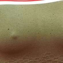 Amanda Holden a les seins qui pointent sur le tapis rouge