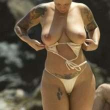 Amber Rose seins nus à la plage