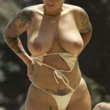 Amber Rose seins nus à la plage
