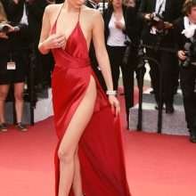 Oups, sous la jupe de Bella Hadid à Cannes 2016