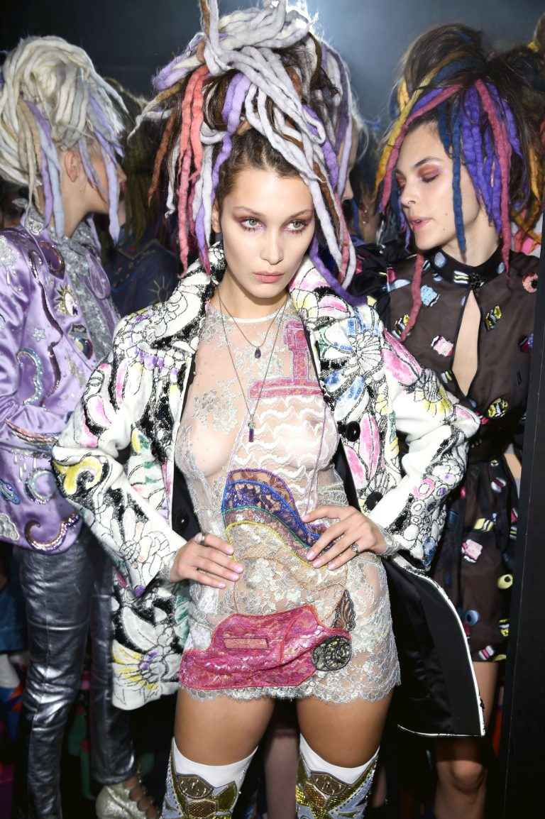 Bella Hadid seins nus à la Fashion Week de New-York