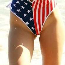 Bella Thorne dans un maillot de bain stars and stripes