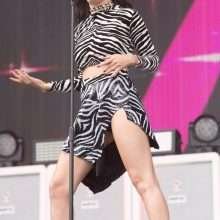 Charli XCX exhibe sa petite culotte en concert à Londres
