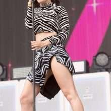 Charli XCX exhibe sa petite culotte en concert à Londres