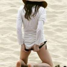 Charlotte Gainsbourg nue à la plage