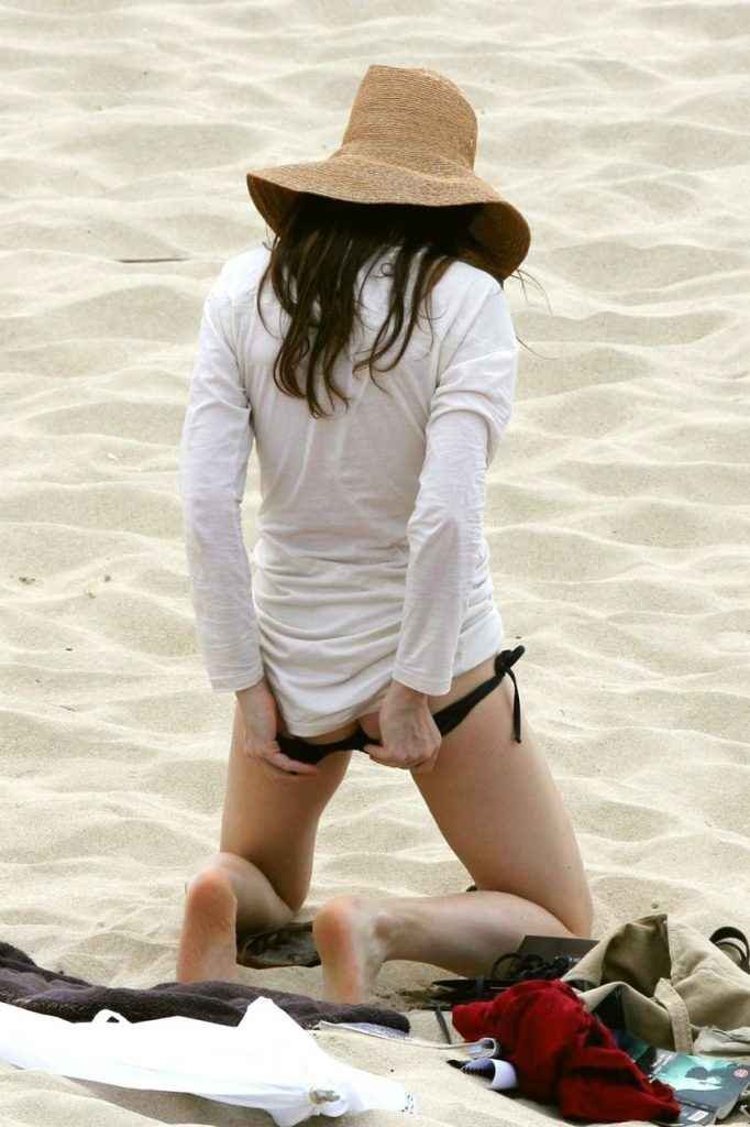 Charlotte Gainsbourg nue à la plage