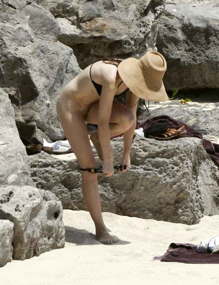 Charlotte Gainsbourg nue à la plage