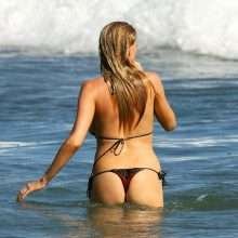 Charlotte McKinney en bikini à Malibu