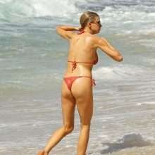 Charlotte McKinney en bikini à Hawaii