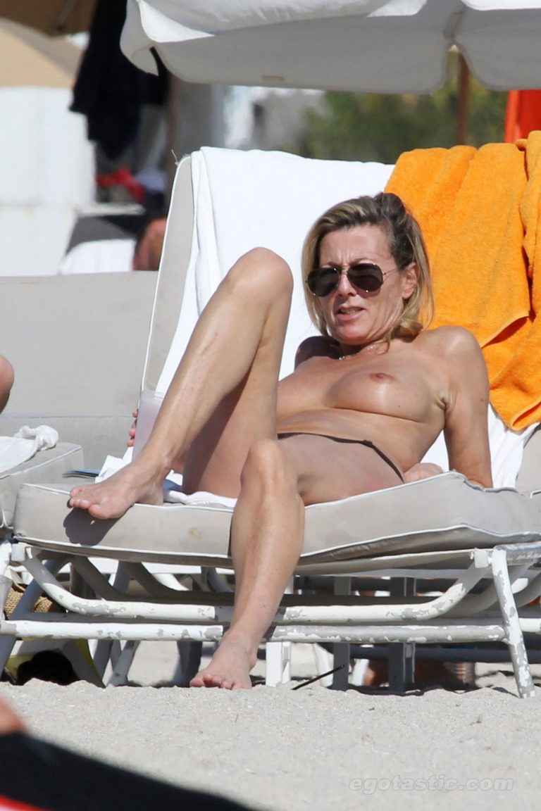 Claire Chazal seins nus à South Beach