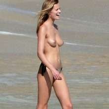 Edita Vilkeviciute nue à la plage