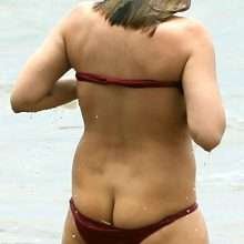 Elisabeth Harnois en bikini les fesses à l'air