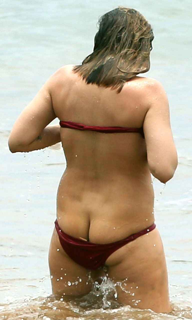 Elisabeth Harnois en bikini les fesses à l’air