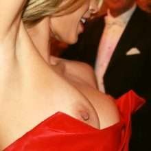 Oups, Elisabetta Canalis exhibe un sein nu