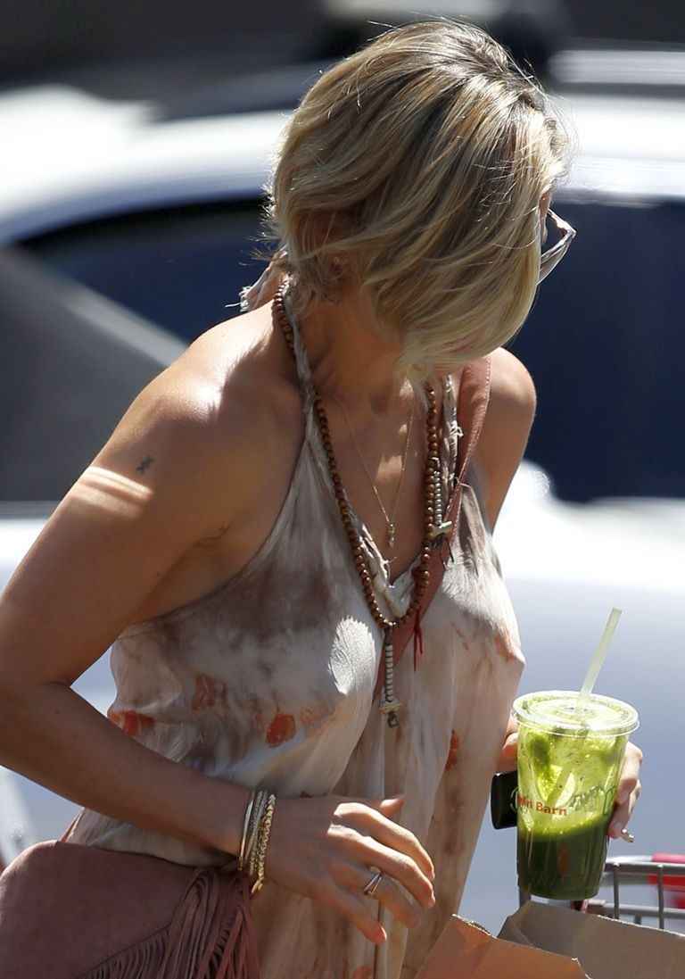 Elsa Pataky aime avoir les seins libres