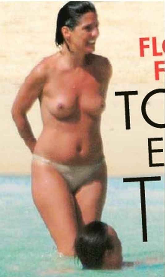 Florence Foresti seins nus à l'Ile Maurice