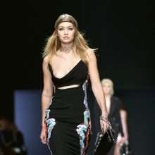 Gigi Hadid exhibe un sein à la Fashion Week
