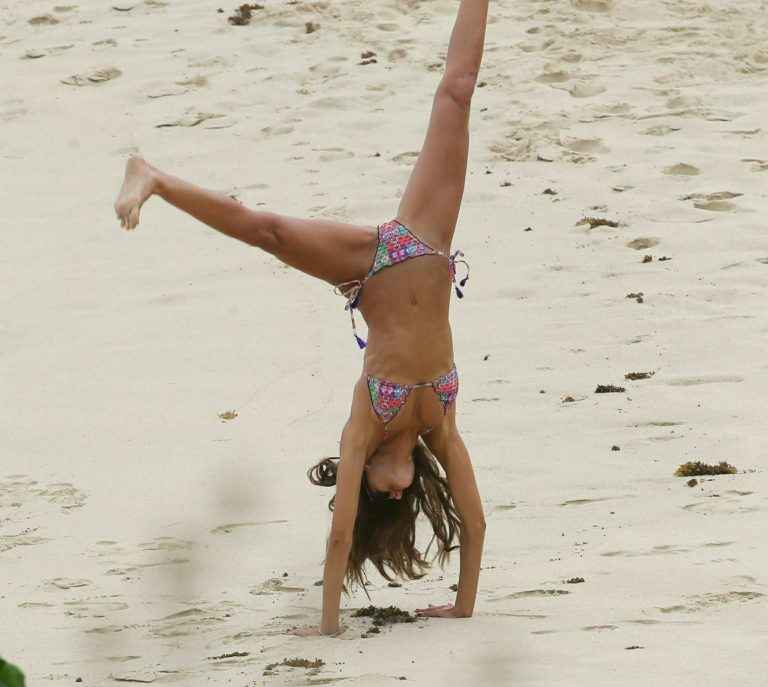 Izabel Goulart fait la roue en bikini à Saint Barth