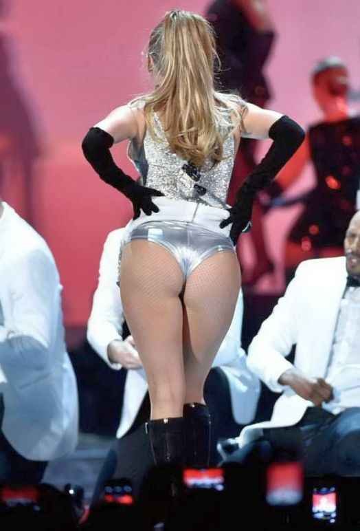Jennifer Lopez les fesses à l'air en concert