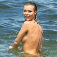 Joanna Krupa seins nus à la plage