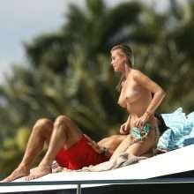 Joanna Krupa seins nus sur son yacht
