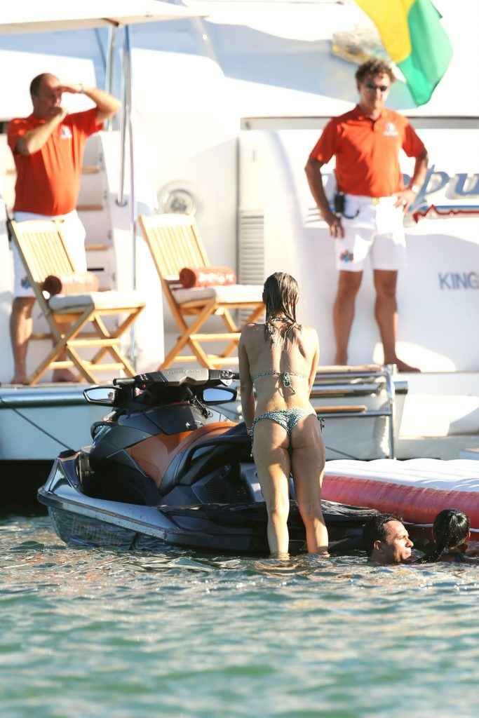 Joanna Krupa seins nus sur son yacht