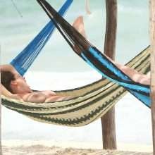 Kelly Brook seins nus à Cancun [UHQ]