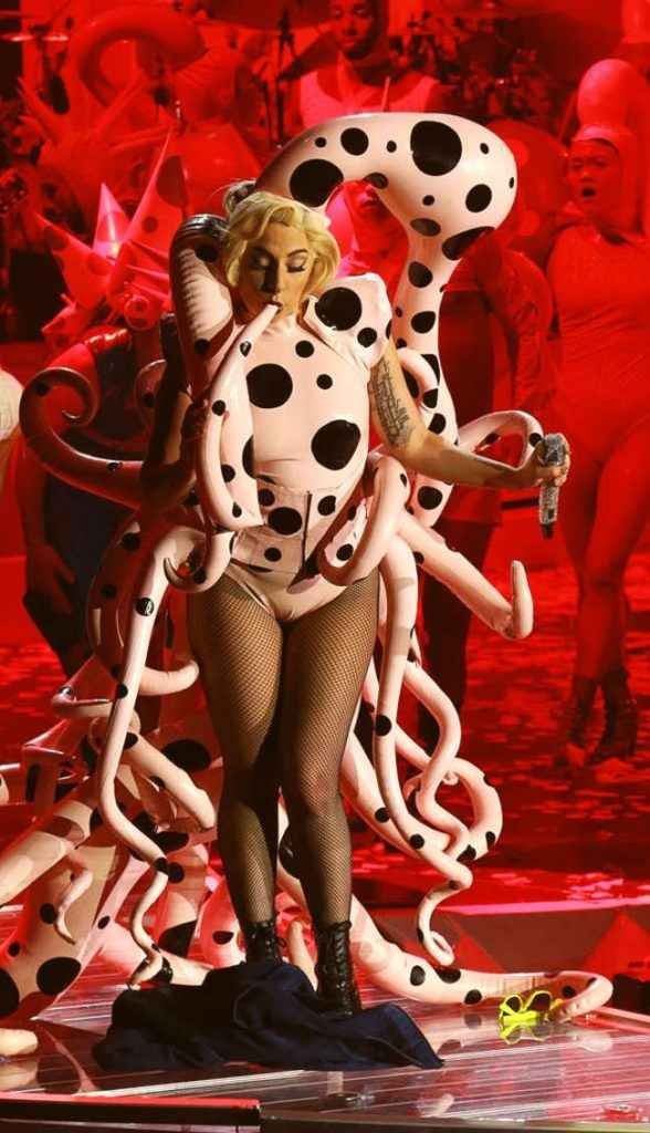 Lady Gaga à moitié nue à l'Artpop Ball de Milan