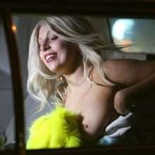 Lady Gaga seins nus