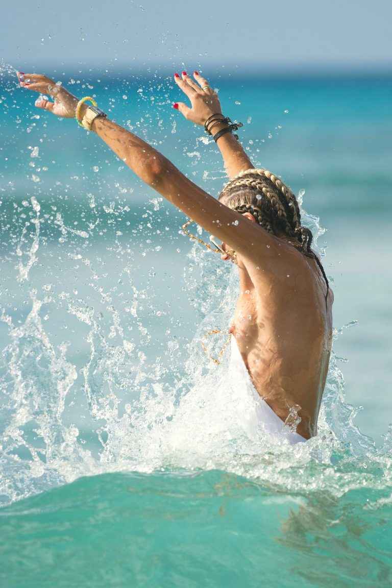 Oups, Lady Victoria Hervey à les seins qui sortent de son maillot de bain