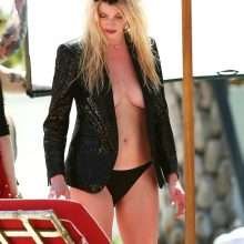 Lara Stone seins nus à Miami