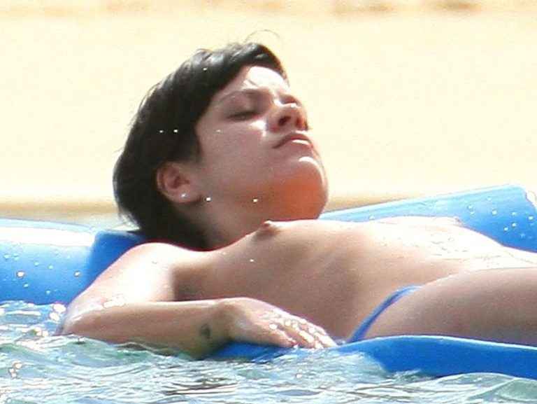 Lily Allen seins nus