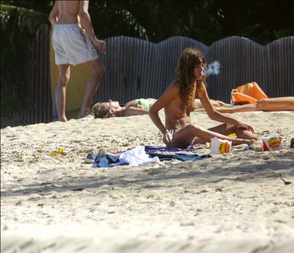 Lou Doillon seins nus à la plage