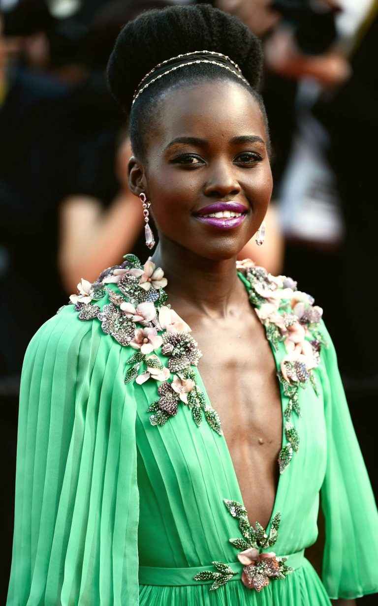 Lupita Nyongo arbore un sérieux décolleté à Cannes 2015