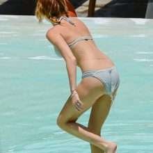 Miley Cyrus en bikini au bord de la piscine