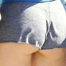 Miley Cyrus en mini short les fesses à l'air