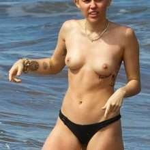 Miley Cyrus seins nus à la plage