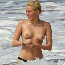 Miley Cyrus seins nus à la plage