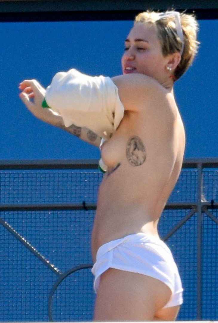 Miley Cyrus seins nus à Sidney