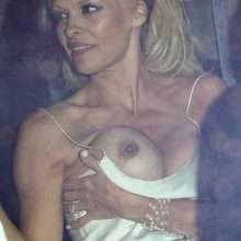 Pamela Anderson exhibe un sein nu
