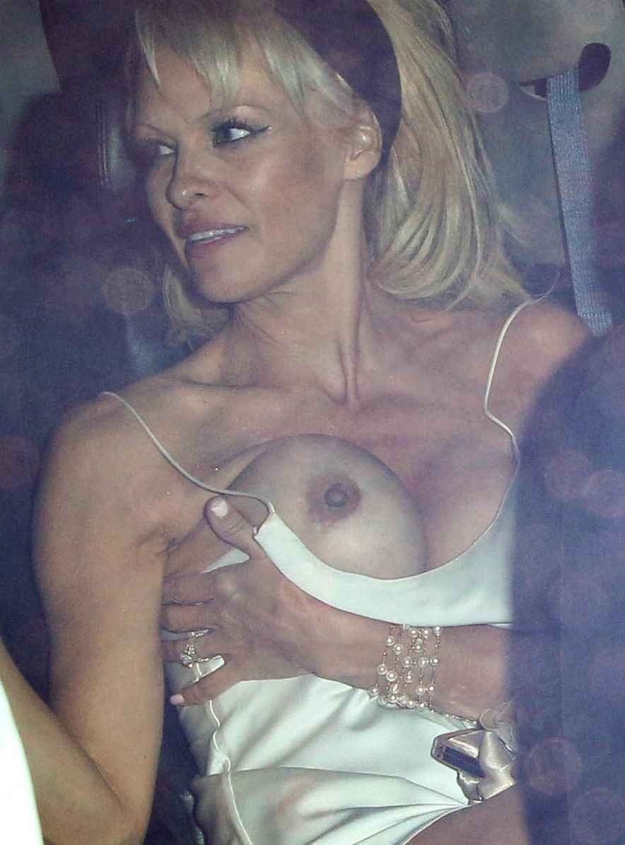 Pamela Anderson exhibe un sein nu