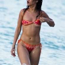Rihanna toute mouillée en bikini à La Barbade, décembre 2011