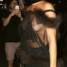 Rihanna seins nus sous son chemisier transparent