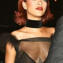 Rihanna seins nus sous son chemisier transparent